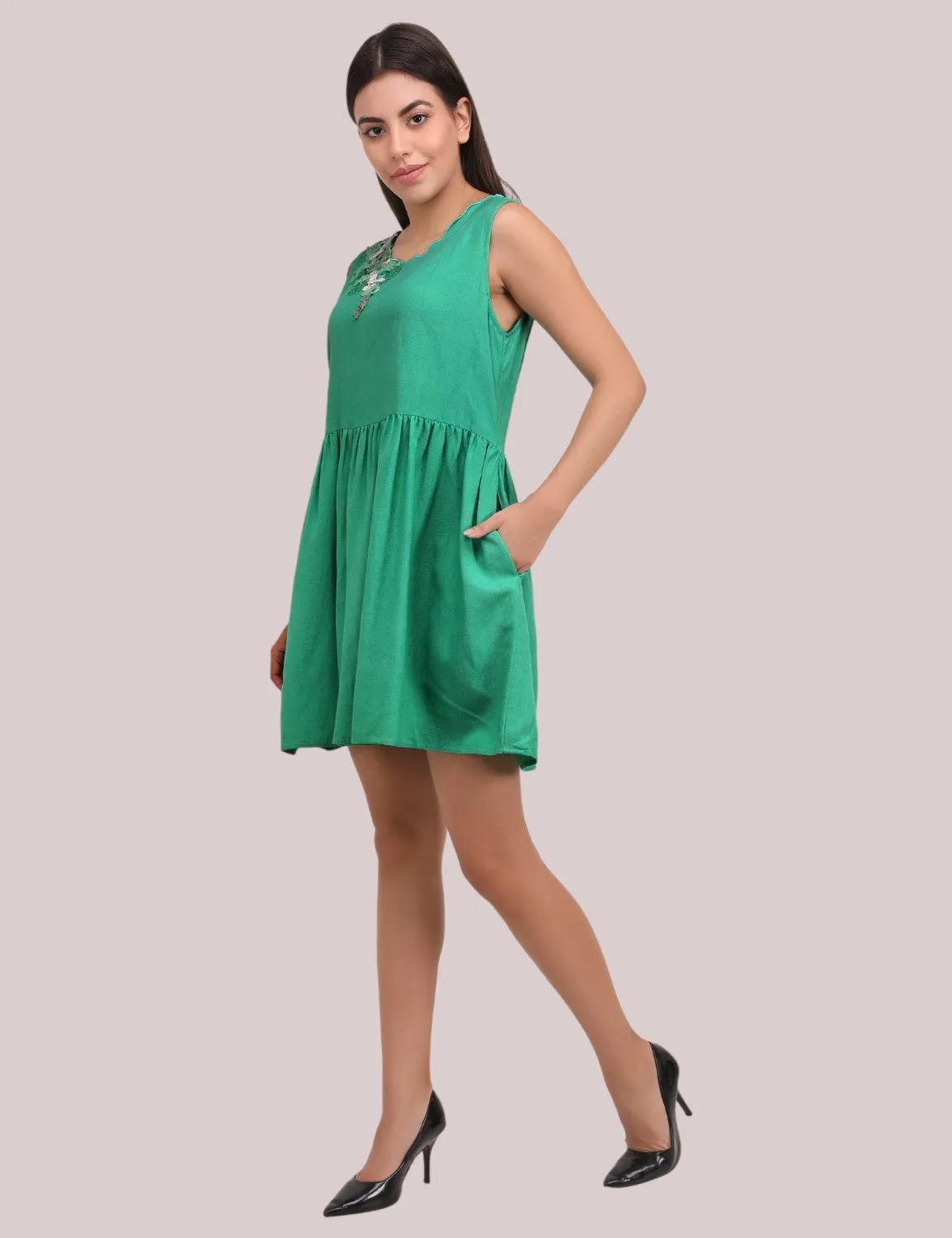 Short sleeveless Dress